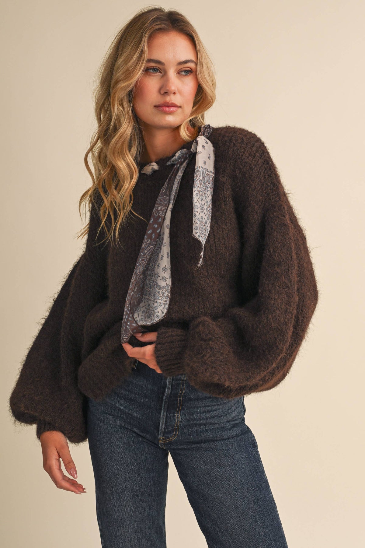 CREW NECK SATIN SCARF AROUND THE NECK PULLOVER SWEATER