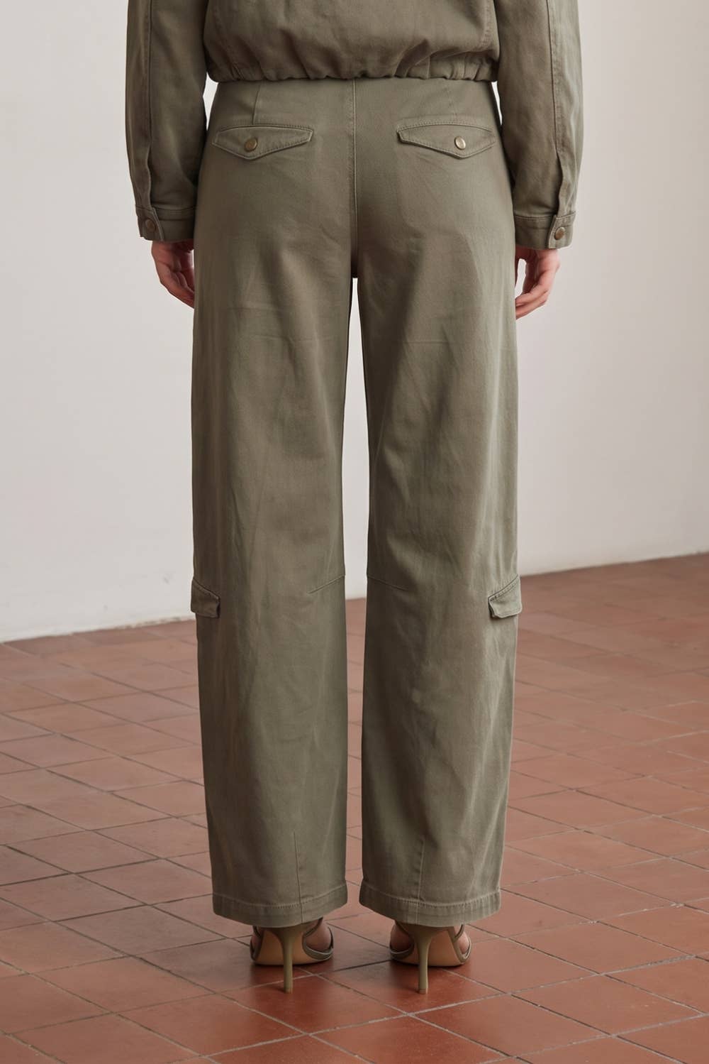 BRUSHED TWILL CARGO BARREL PANTS
