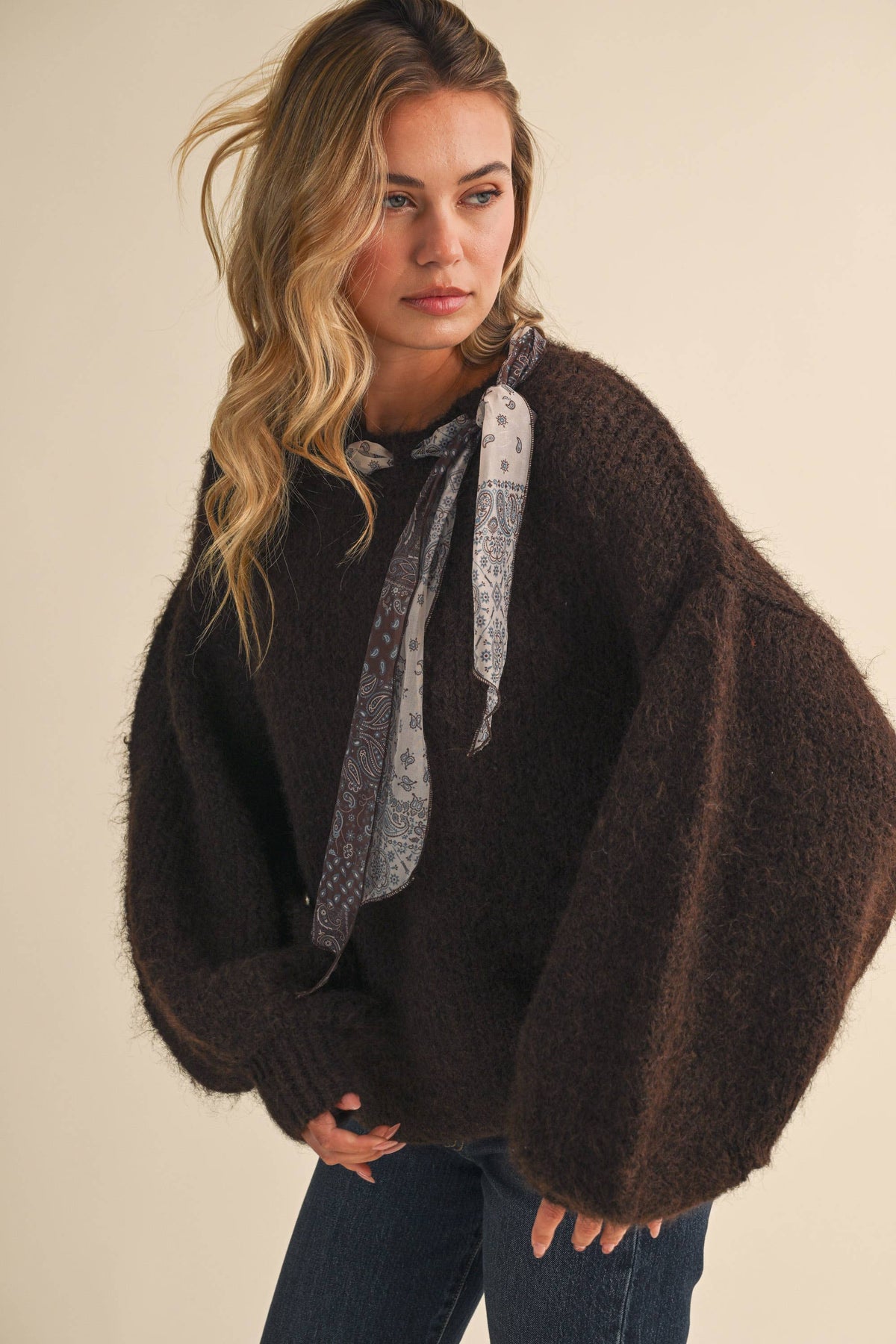 CREW NECK SATIN SCARF AROUND THE NECK PULLOVER SWEATER