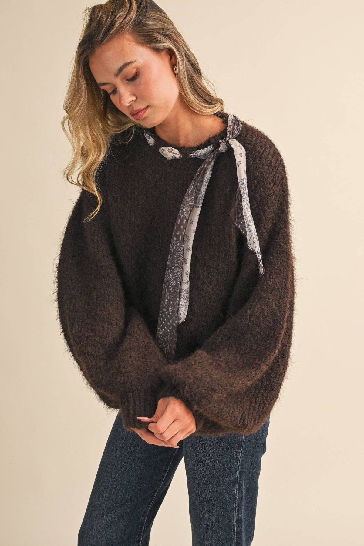 CREW NECK SATIN SCARF AROUND THE NECK PULLOVER SWEATER