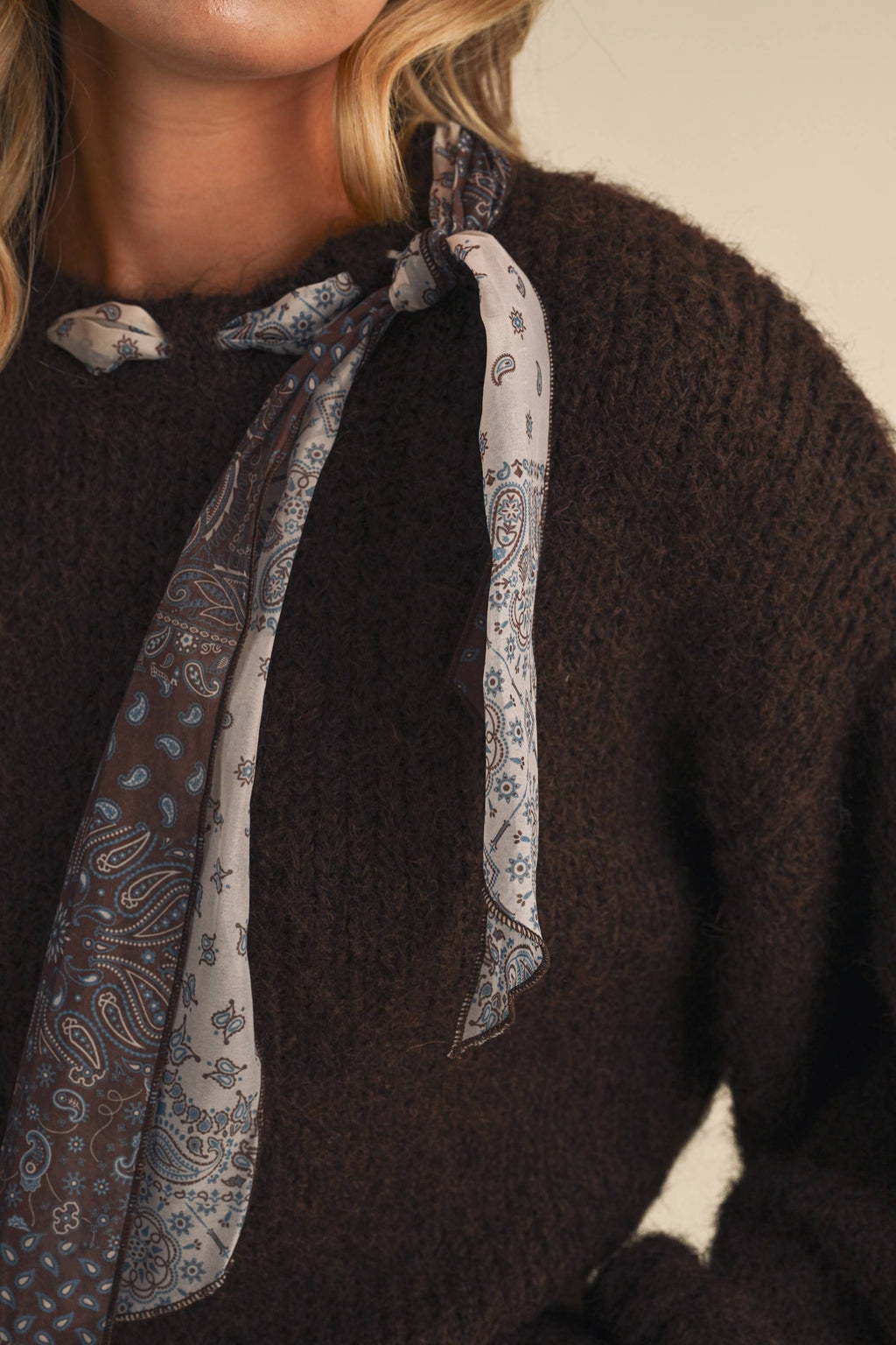 CREW NECK SATIN SCARF AROUND THE NECK PULLOVER SWEATER