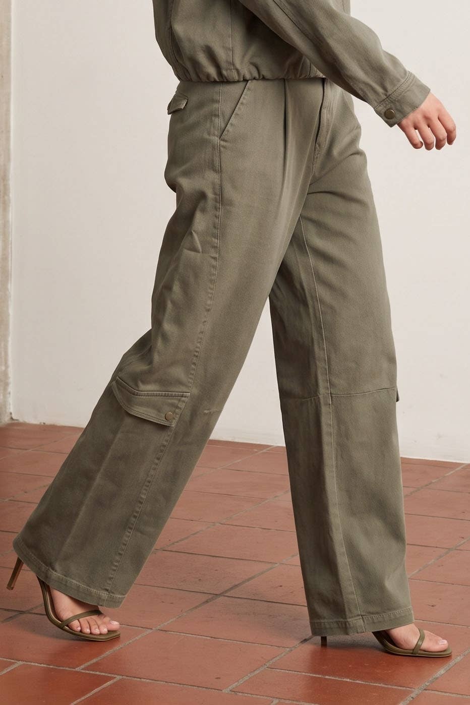 BRUSHED TWILL CARGO BARREL PANTS