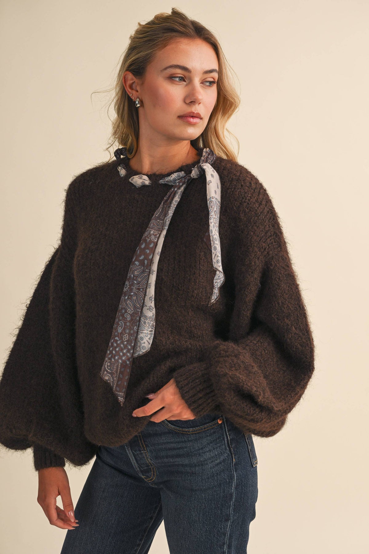 CREW NECK SATIN SCARF AROUND THE NECK PULLOVER SWEATER